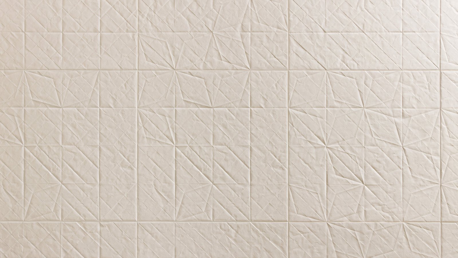 Suprafata de gresie Folded de la Mutina cu relief de hartie pliata