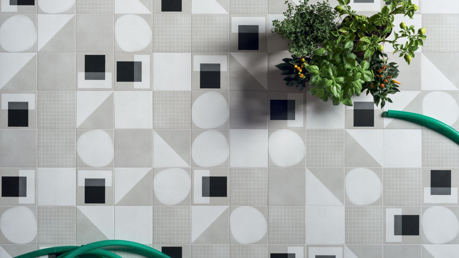 Ceramică de design Futura de la 41zero42 15x15 pe peretele unei băi
