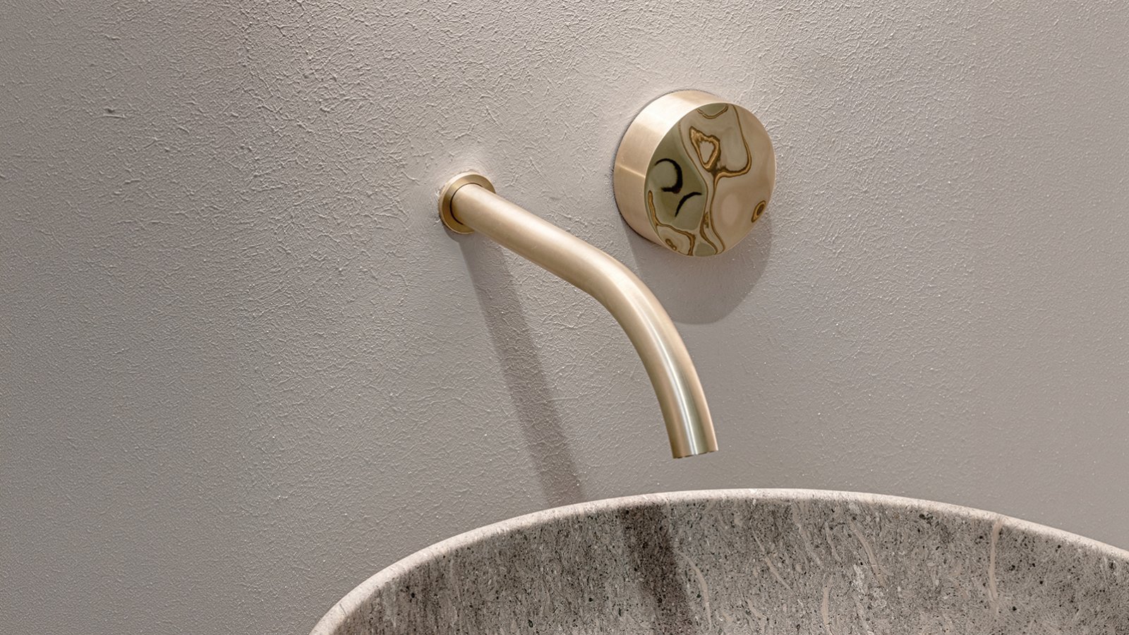 Baterii de baie italiene Allure de la CEA Design cu manetă lucioasă
