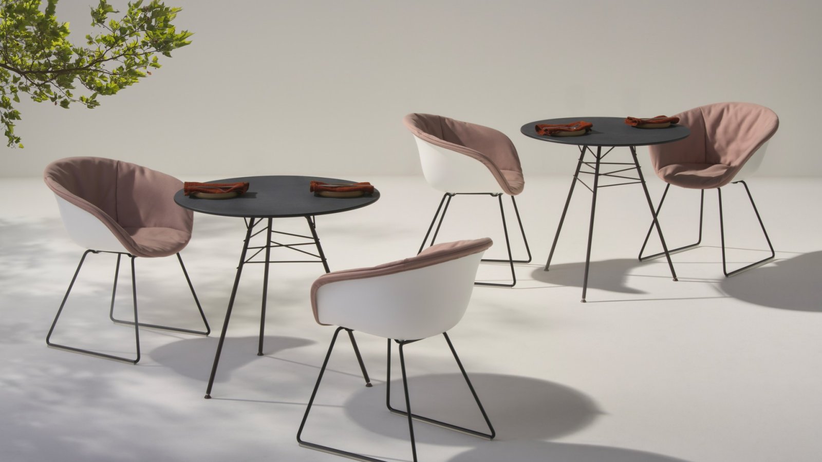 Scaun design Leaf de la Arper cu structură de nervuri de frunză într-un lounge