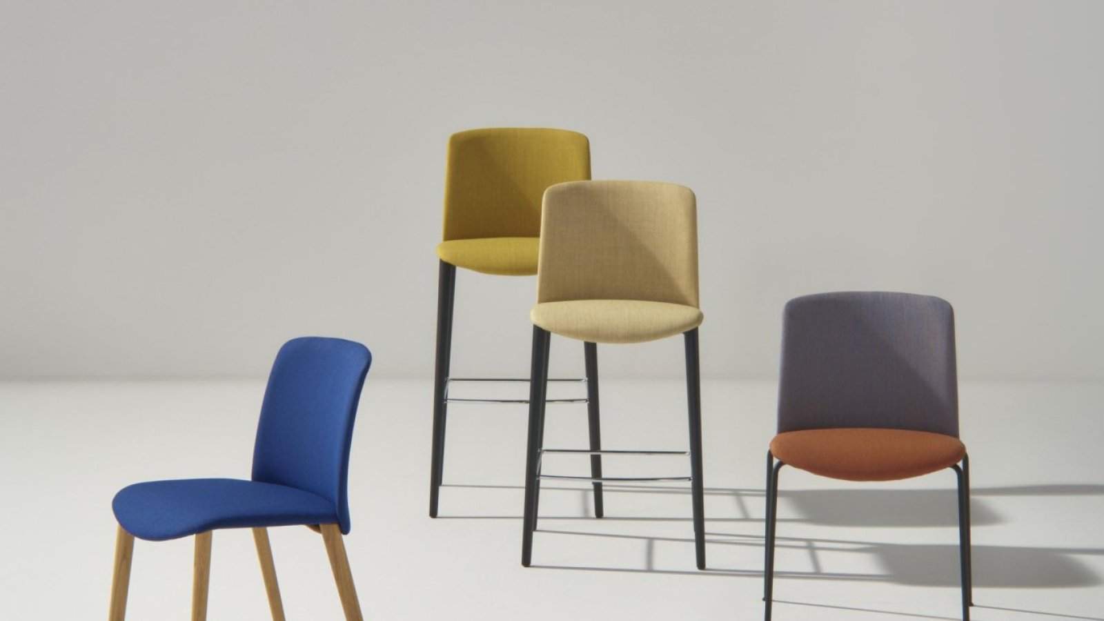 Scaun design Mixu de la Arper cu materiale diferite pe șezut și spătar într-un dining