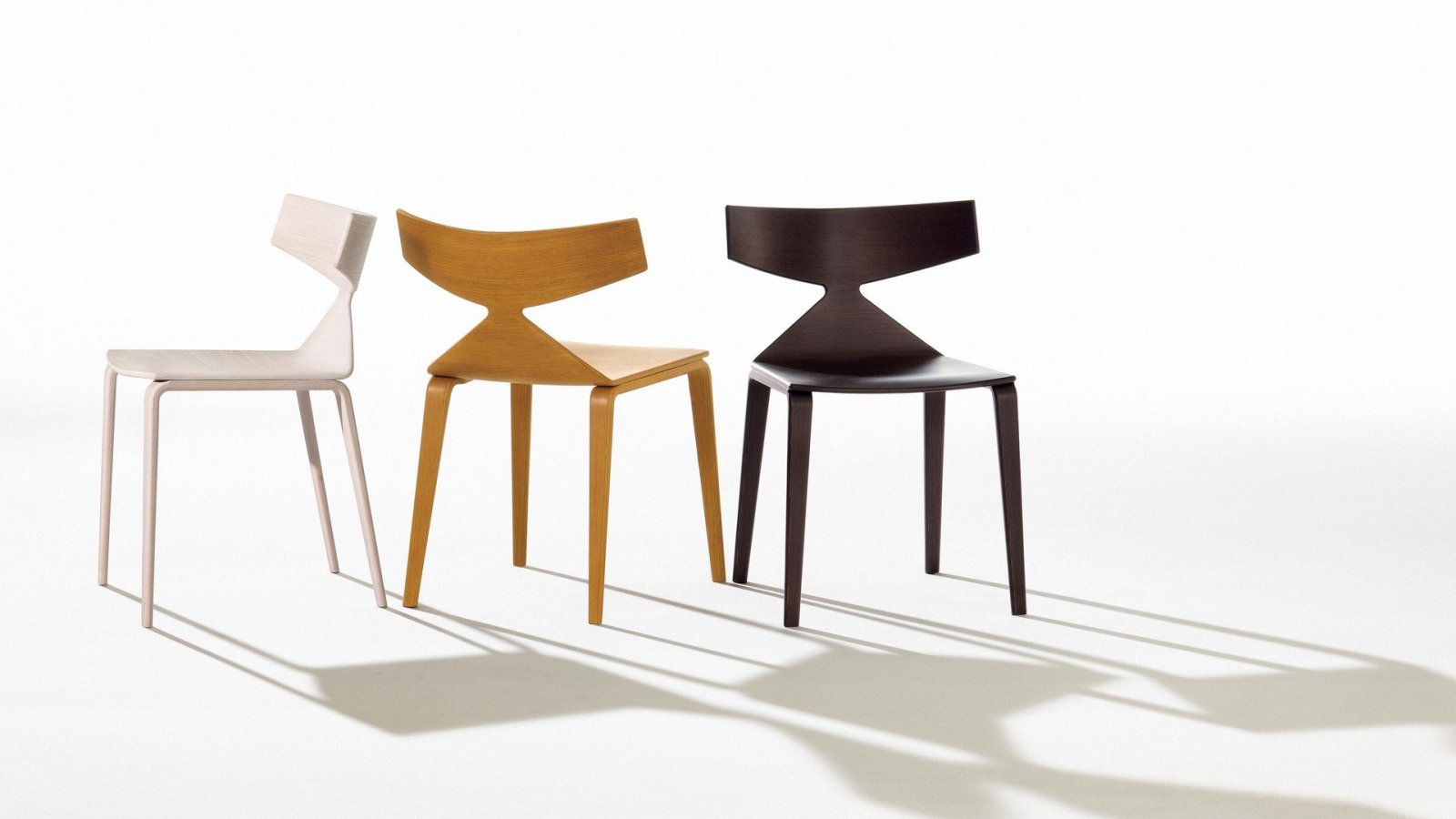 Scaun de design Saya de la Arper cu scoică de stejar într-o sufragerie