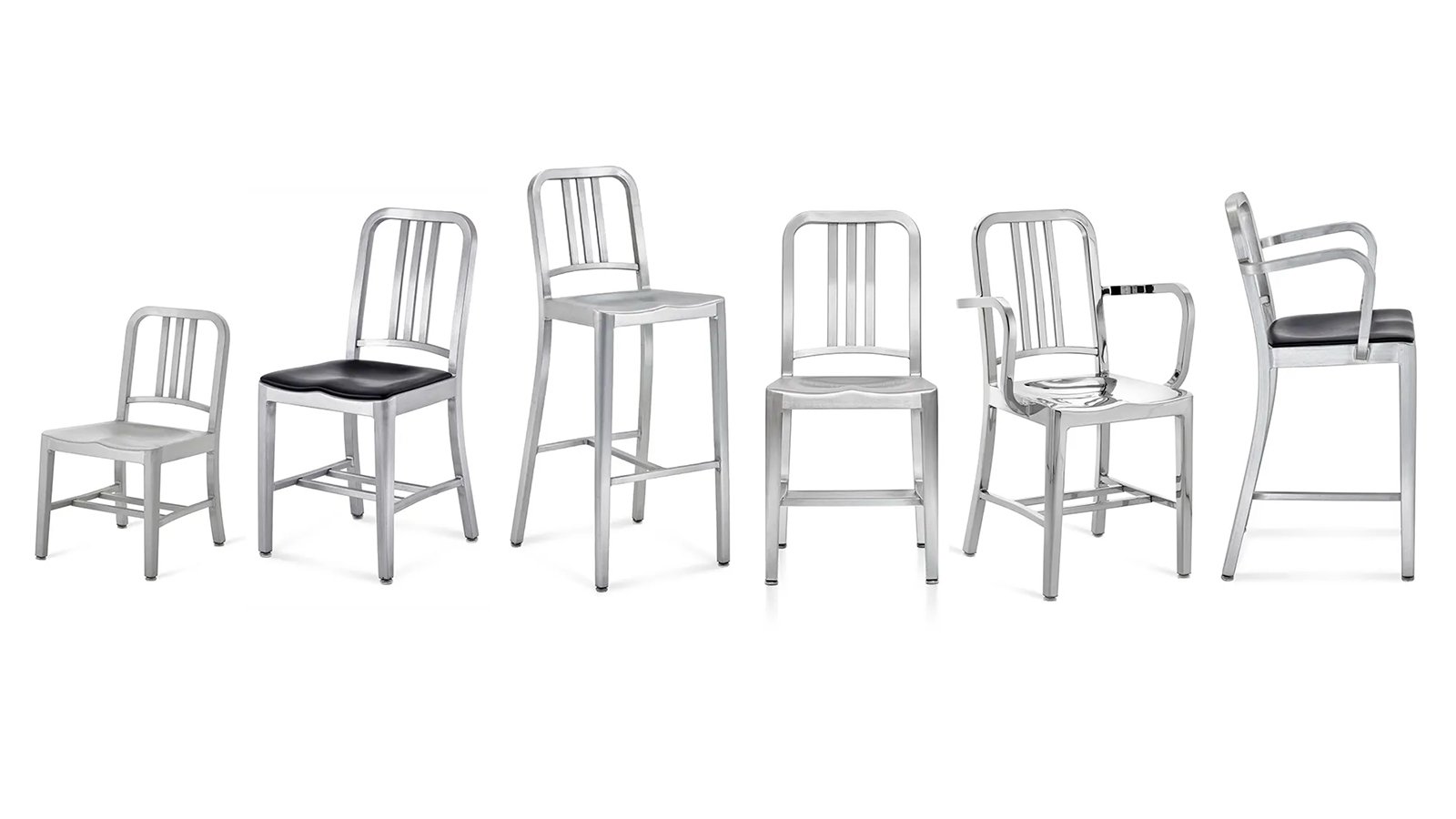 Scaune de design Navy 1006 de la Emeco din aluminiu periat în jurul unei mese