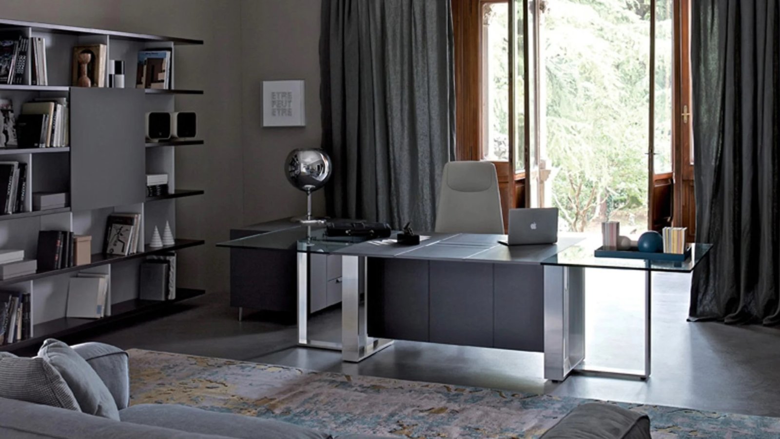 Birou design Altagamma de la Estel din furnir, cu top access în fantă și ramă de aluminiu
