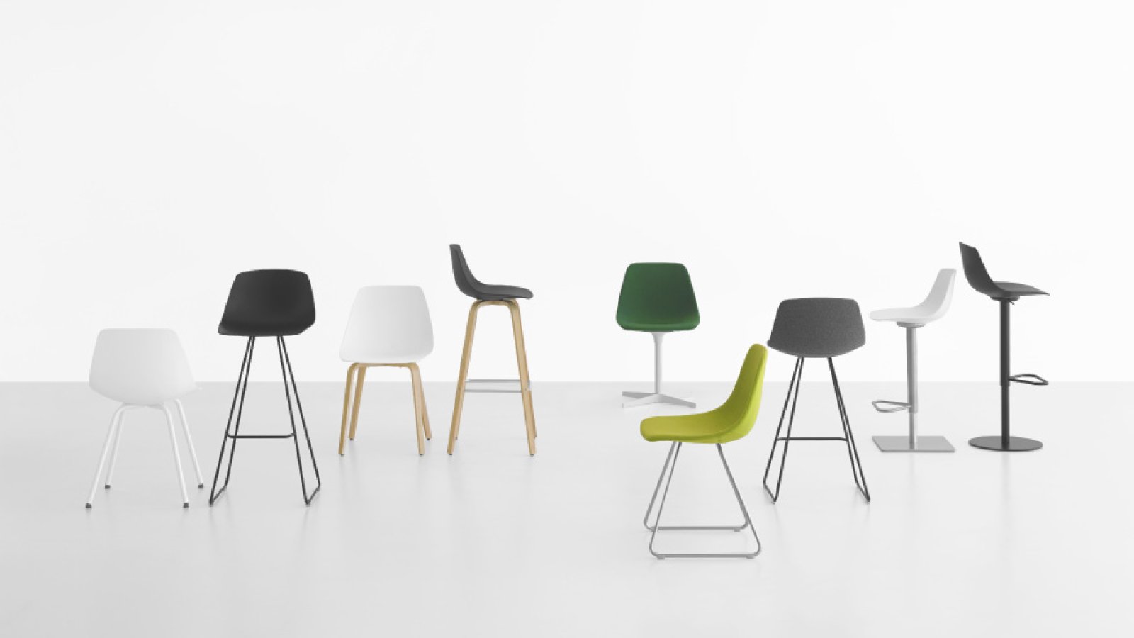 Scaunul de bar design Miunn de la Lapalma cu scoică din lemn curbat