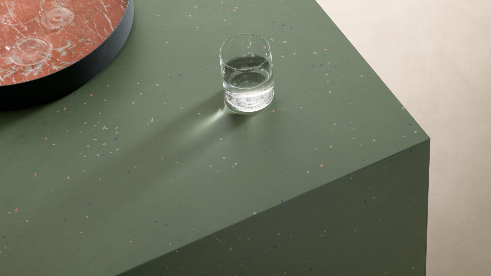Suprafața Primavera de la Mutina cu așchii ceramice colorate