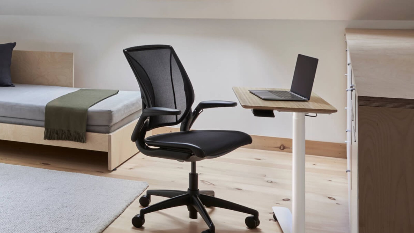 Scaun operativ ergonomic World LM de la Humanscale cu cotiere prinse de spătar