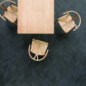 Perete de accent culoarea Soot in spatele receptiei