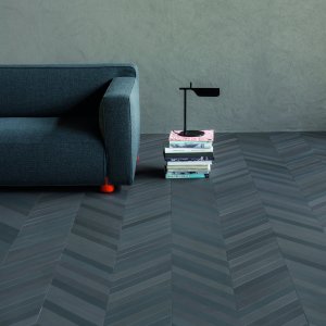Pardoseala in spic din placi Mutina Mews culoarea Ink intr-o receptie