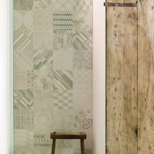 Perete patchwork din placi Azulej Grigio combination de la Mutina
