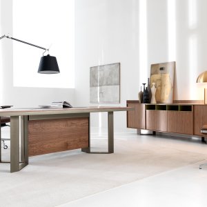 Birou directorial Lloyd de la IVM cu modesty panel central in finisajul blatului