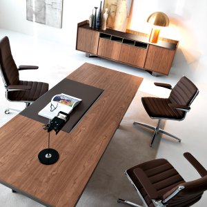 Birou Lloyd in furnir de nuc Canaletto pe picioare cadru din aluminiu