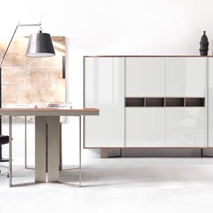 Detaliu al piciorului cadru Lloyd din aluminiu in finisaj Peltro