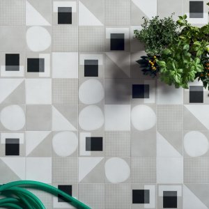 Ceramică de design Futura de la 41zero42 15x15 pe peretele unei băi