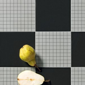 Futura Grey și Black în grupul sanitar al unui birou