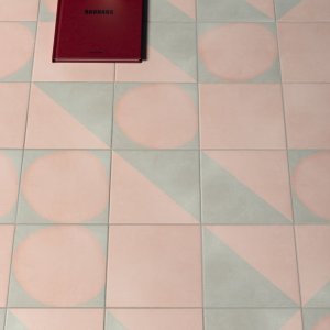 Futura Grid Black pe perete și pardoseală din Futura Drop Black
