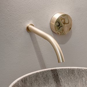 Baterii de baie italiene Allure de la CEA Design cu manetă lucioasă