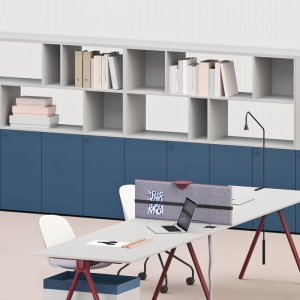 Bibliotecă Archiutti Lay pe bancă cu nișe deschise și uși batante