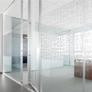 Ușă glisantă cu mâner pe toată înălțimea pe un perete www.60 Archiutti