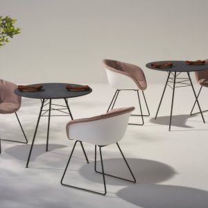 Scaun design Leaf de la Arper cu structură de nervuri de frunză într-un lounge