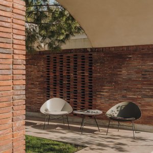 Scaun design Leaf cu pernă din piele moale de la Arper