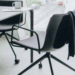 Bază tip talpă din oțel cromat la scaunul Catifa 53
