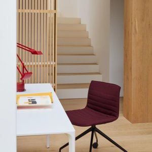 Scaune de design Catifa 53 în jurul unei mese de ședință