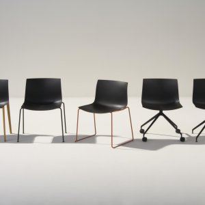 Scaun de design Catifa Carta de la Arper cu scoică PaperShell din hârtie și rășină naturală