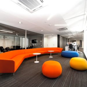 Canapea Loop cu trei locuri în lounge-ul unui hotel