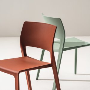 Scaunul design Juno 02 în nuanța ruginie