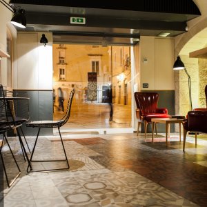 Scaun design Leaf verde de la Arper într-un dining