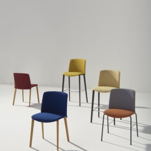 Scaun design Mixu complet tapițat de la Arper într-un lounge de hotel