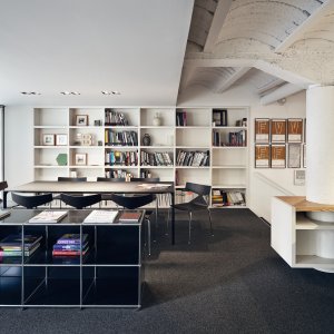 Jgheab de cabluri montat sub o masă Nuur Office de la Arper