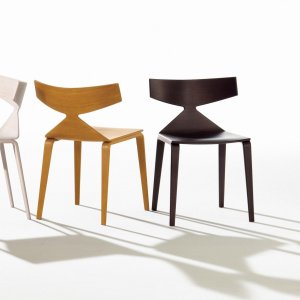 Scaun de design Saya de la Arper cu scoică de stejar într-o sufragerie