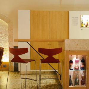 Restaurant echipat cu scaune Saya de la Arper