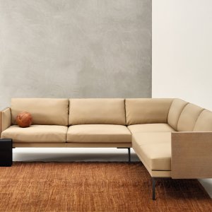 Steeve Lou cu trei locuri într-un lounge de proiect