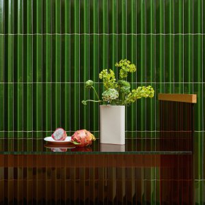 Perete din ceramică Rombini de la Mutina cu relief tridimensional într-un birou