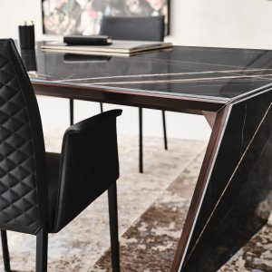 Picior în finisaj titanium la biroul design Nasdaq