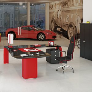 Fotoliul Coupè din piele perforată lângă biroul AlfaOmega