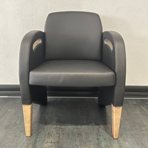 Fotoliu Diamond cu adâncitură în cotieră lângă biroul iSixty