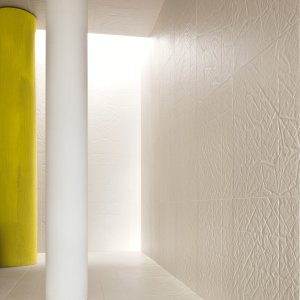 Baie placata cu Folded alb de la Raw Edges