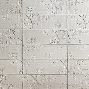 Detaliu al texturii Bas-Relief Patchwork de la Mutina