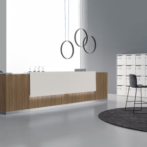 Recepție birou Qubo de la DVO Office în stejar natural cu top alb