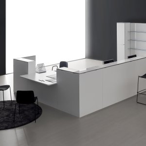 Soclu din aluminiu anodizat sub o recepție birou Qubo