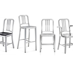 Scaune de design Navy 1006 de la Emeco din aluminiu periat în jurul unei mese