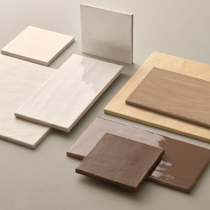 Plăci Figure din colecția Faces & Figures în culoarea Clay pe pardoseală