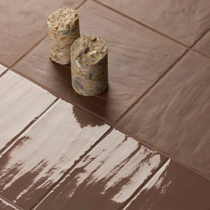 Urechi, guri și ochi Glossy pe fond Chalk Matt 15×15 de la Mutina