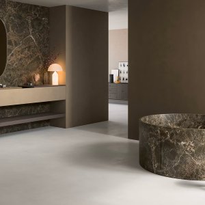 Baterii baie design Flora în Brushed Steel Look pe un blat din marmură gri