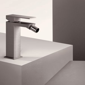Monocomandă înaltă Mint de la Fantini în Matt Black, vedere din trei sferturi