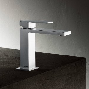 Baterie de lavoar Mint de la Fantini F004 în finisaj crom, montată pe blat